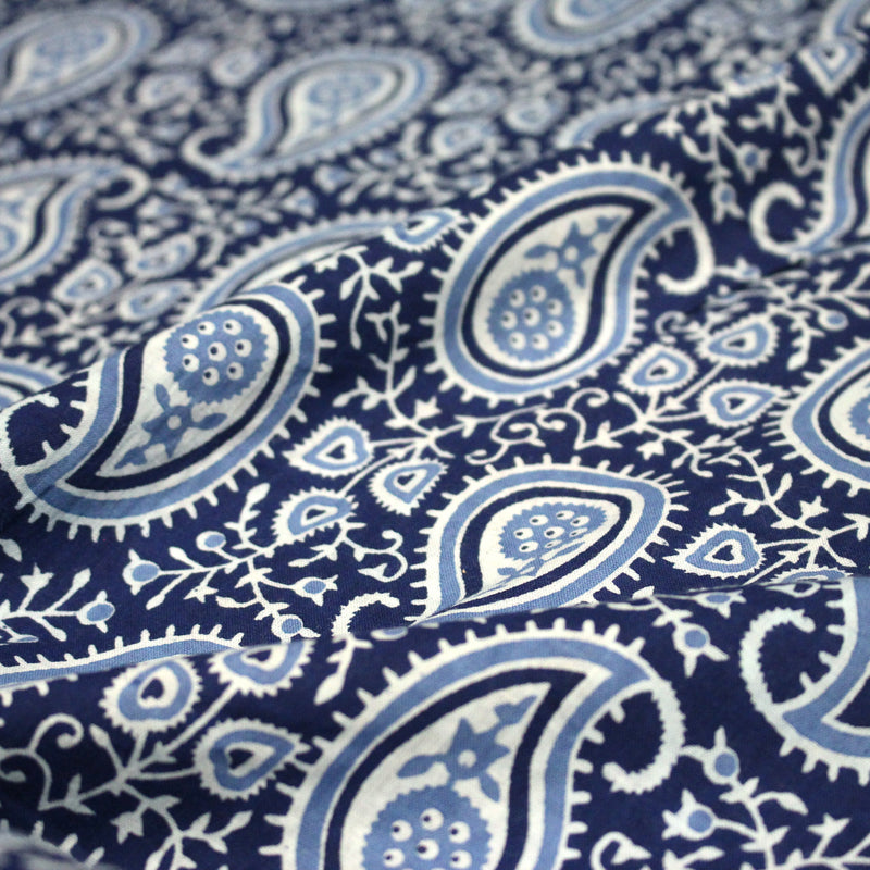 Tissu coton fin imprimé INDIENNES, motif Paisley cachemire bleu, ciel et blanc - TissusPapi.com