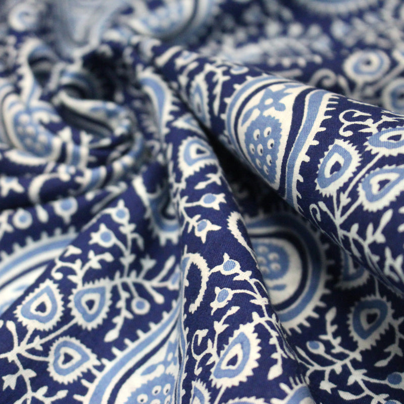 Tissu coton fin imprimé INDIENNES, motif Paisley cachemire bleu, ciel et blanc - TissusPapi.com