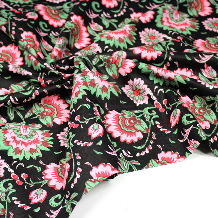 Tissu coton fin imprimé INDIENNES, noir aux fleurs roses rouges et vertes