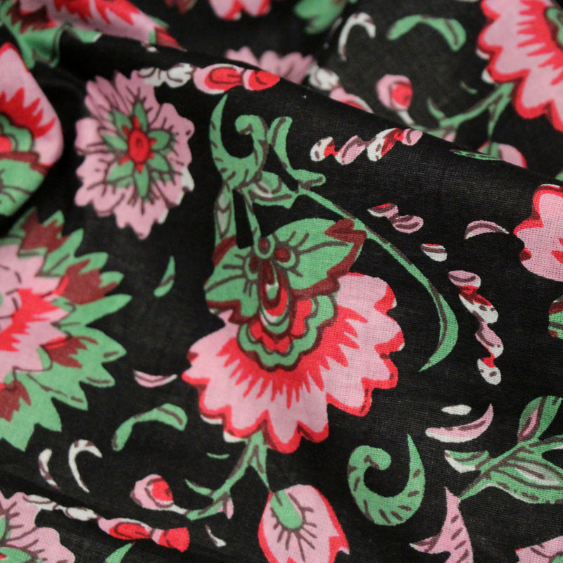 Tissu coton fin imprimé INDIENNES, noir aux fleurs roses rouges et vertes - TissusPapi.com