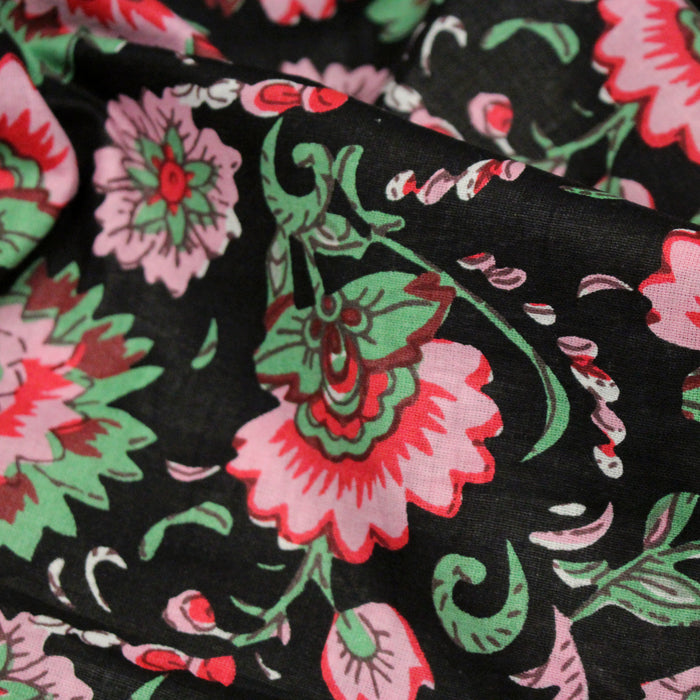 Tissu coton fin imprimé INDIENNES, noir aux fleurs roses rouges et vertes