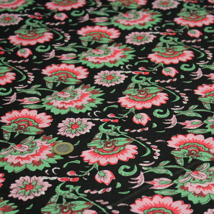 Tissu coton fin imprimé INDIENNES, noir aux fleurs roses rouges et vertes