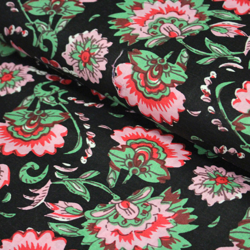 Tissu coton fin imprimé INDIENNES, noir aux fleurs roses rouges et vertes - TissusPapi.com