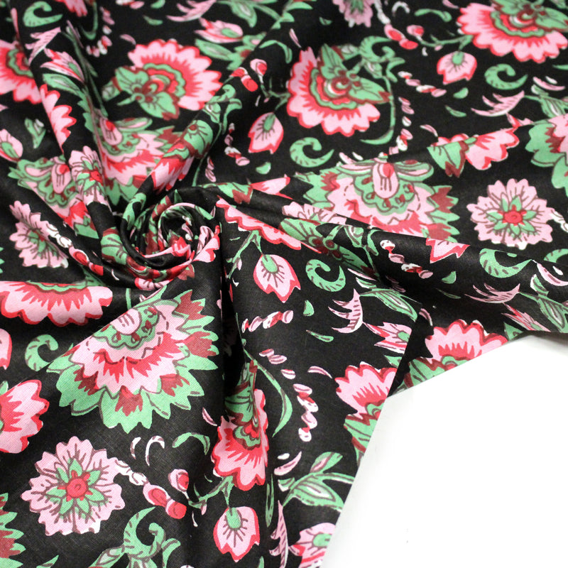 Tissu coton fin imprimé INDIENNES, noir aux fleurs roses rouges et vertes - TissusPapi.com