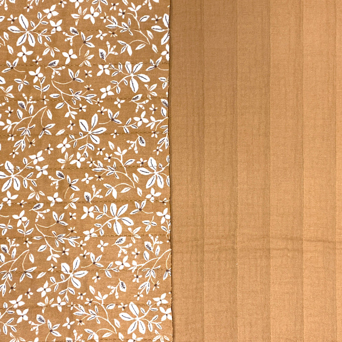 Tissu double gaze de coton matelassé motif fleuri blanc sur fond ocre, verso ocre uni - Oeko-Tex
