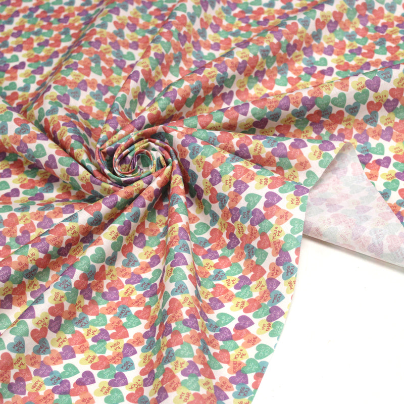 Tissu cotonnade enfant aux petits coeurs multicolores KISS ME LOVE YOU
