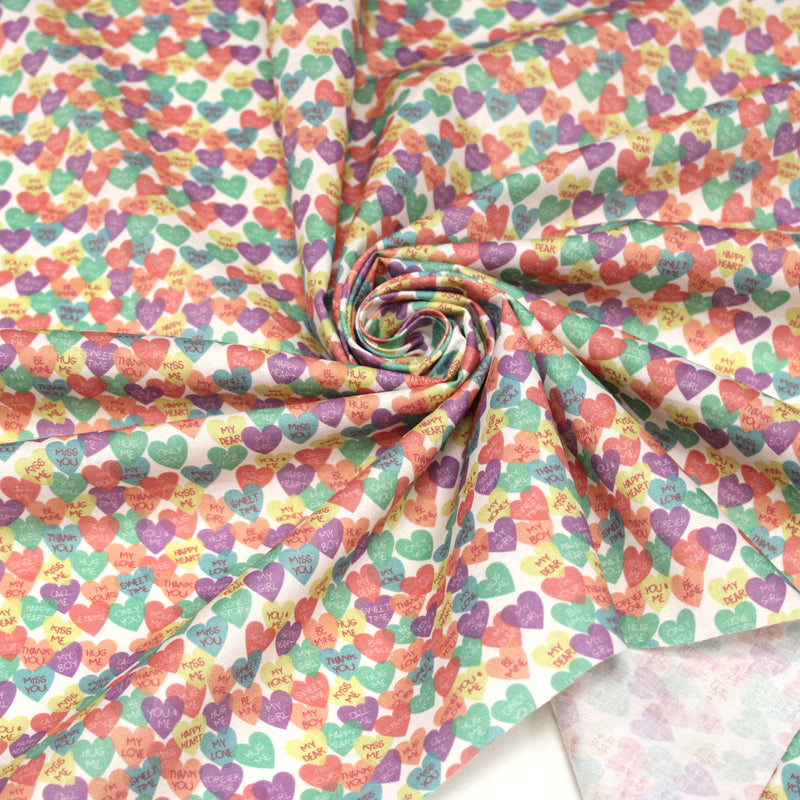 Tissu cotonnade enfant aux petits coeurs multicolores KISS ME LOVE YOU