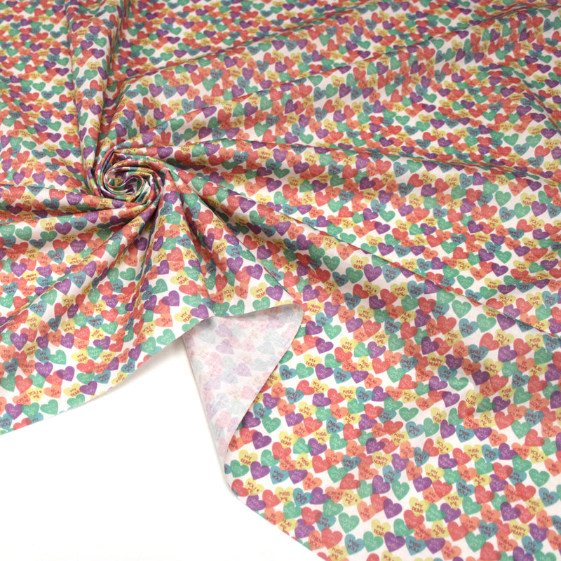 Tissu cotonnade enfant aux petits coeurs multicolores KISS ME LOVE YOU