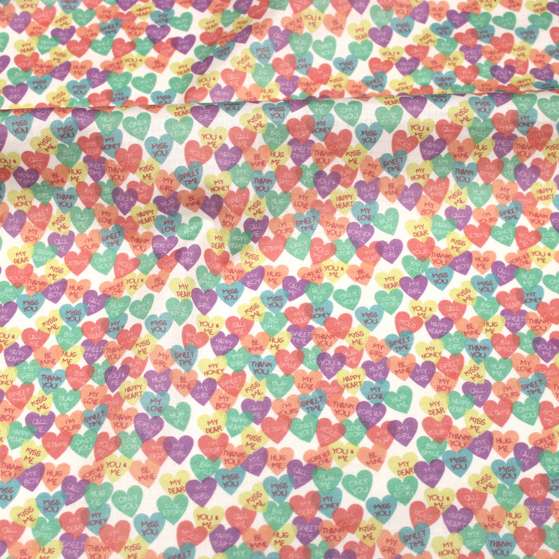 Tissu cotonnade enfant aux petits coeurs multicolores KISS ME LOVE YOU