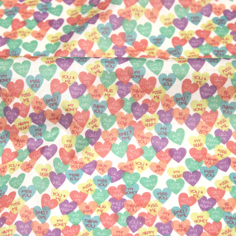 Tissu cotonnade enfant aux petits coeurs multicolores KISS ME LOVE YOU
