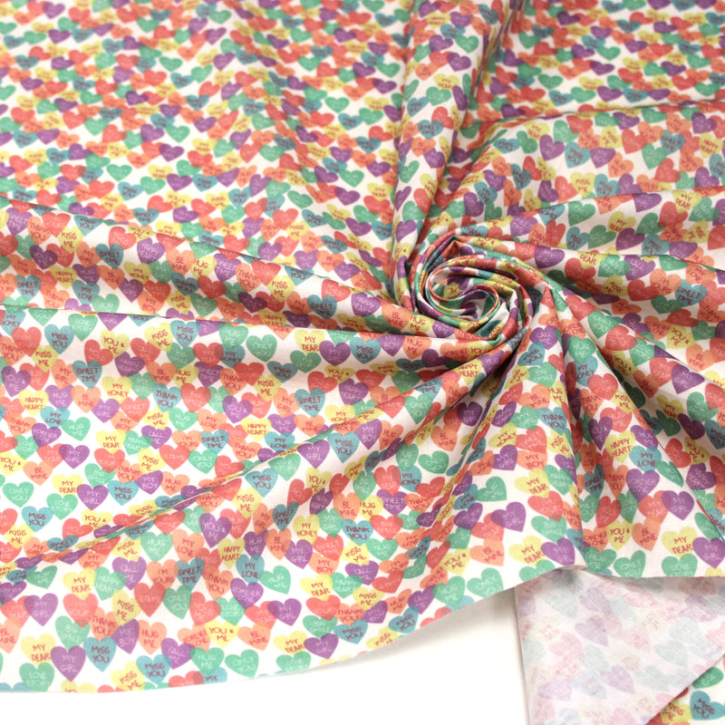 Tissu cotonnade enfant aux petits coeurs multicolores KISS ME LOVE YOU