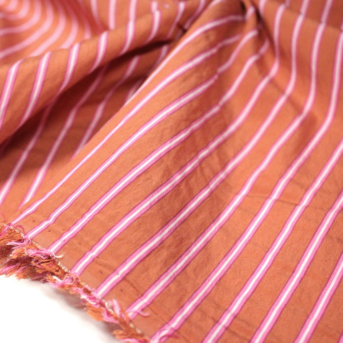 Tissu viscose fluide SERENIDADE, tissé corail aux rayures roses et blanches - Fabrication française - TissusPapi.com