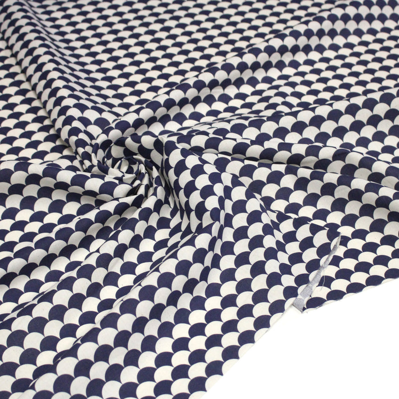 Tissu cotonnade motif japonais écailles KIKKO – Bleu indigo & écru - TissusPapi.com