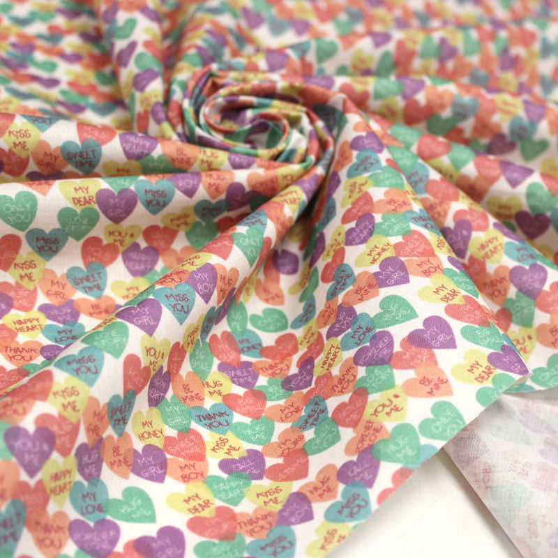 Tissu cotonnade enfant aux petits coeurs multicolores KISS ME LOVE YOU