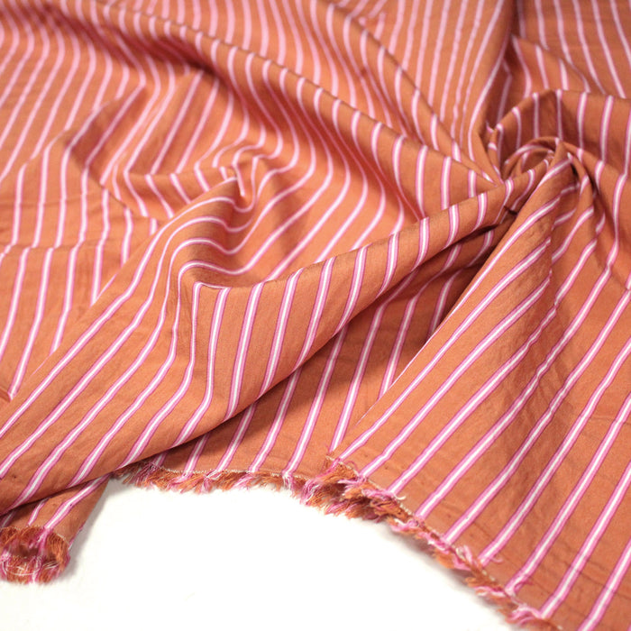 Tissu viscose fluide SERENIDADE, tissé corail aux rayures roses et blanches - Fabrication française - TissusPapi.com