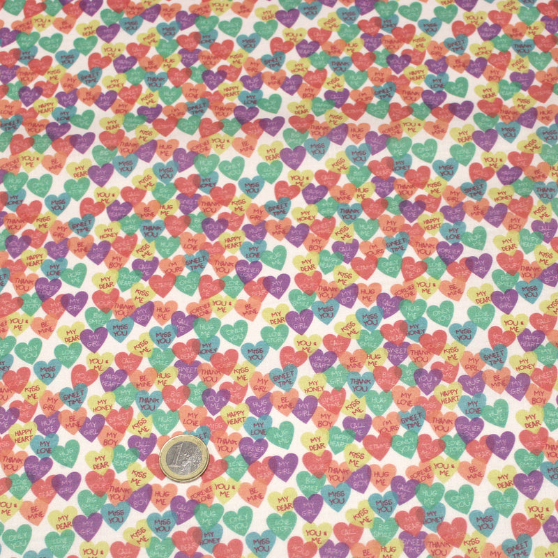 Tissu cotonnade enfant aux petits coeurs multicolores KISS ME LOVE YOU