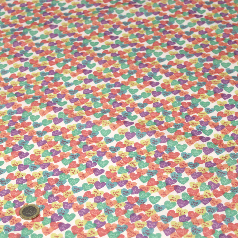 Tissu cotonnade enfant aux petits coeurs multicolores KISS ME LOVE YOU