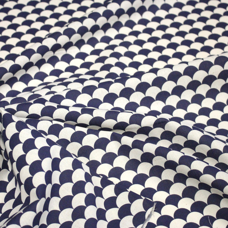 Tissu cotonnade motif japonais écailles KIKKO – Bleu indigo & écru - TissusPapi.com