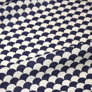 Tissu cotonnade motif japonais écailles KIKKO – Bleu indigo & écru - TissusPapi.com