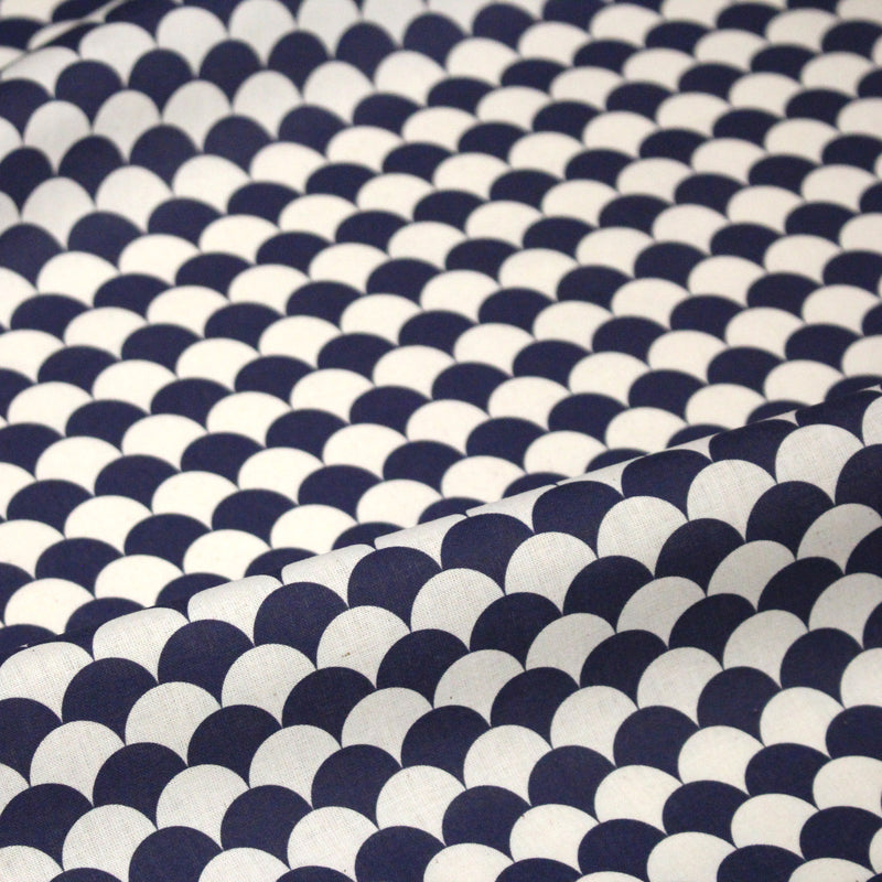 Tissu cotonnade motif japonais écailles KIKKO – Bleu indigo & écru - TissusPapi.com