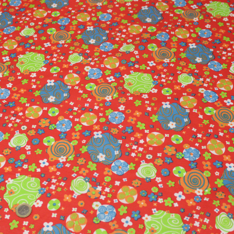 Tissu cotonnade SEVENTIES rouge et formes psychédéliques oranges, bleues, vertes