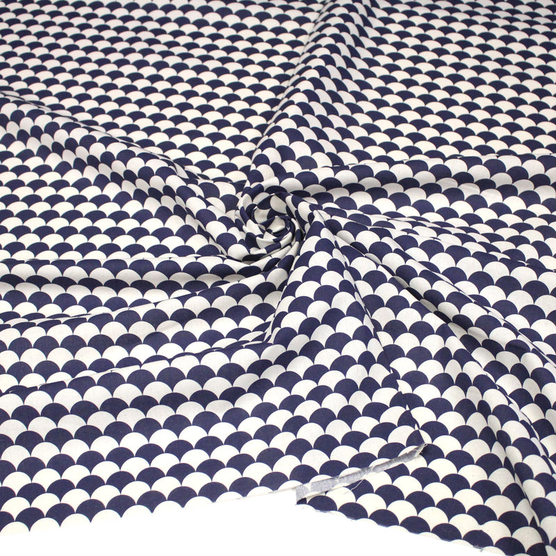 Tissu cotonnade motif japonais écailles KIKKO – Bleu indigo & écru - TissusPapi.com