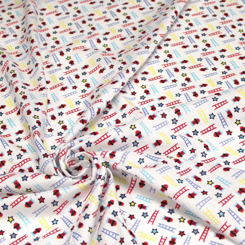 Tissu cotonnade enfant motif pompiers, échelles et étoiles multicolores sur fond blanc