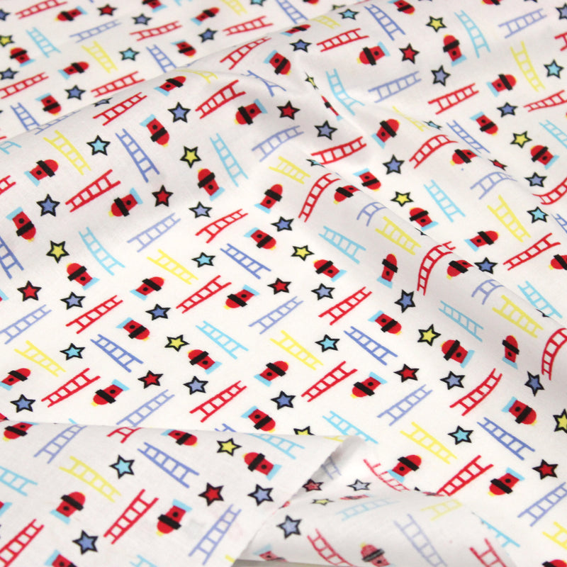 Tissu cotonnade enfant motif pompiers, échelles et étoiles multicolores sur fond blanc
