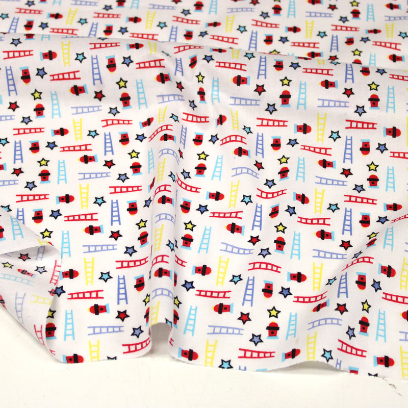 Tissu cotonnade enfant motif pompiers, échelles et étoiles multicolores sur fond blanc