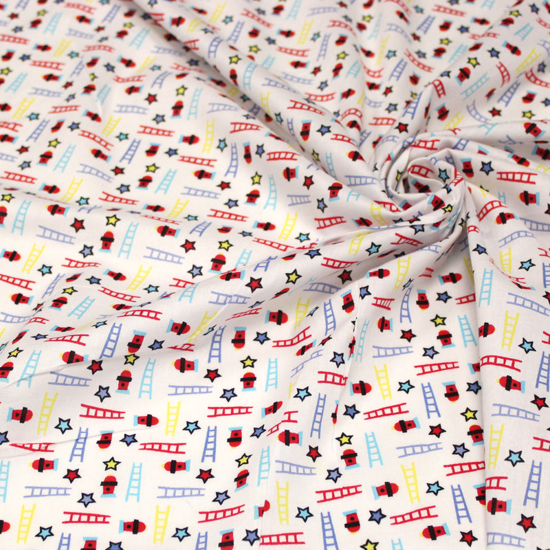 Tissu cotonnade enfant motif pompiers, échelles et étoiles multicolores sur fond blanc