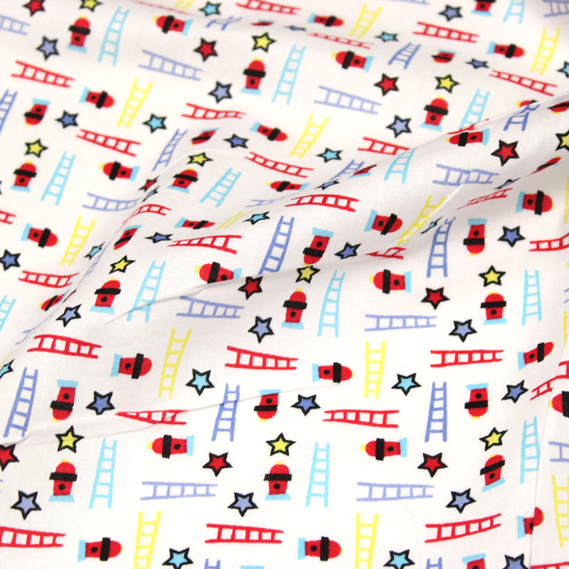 Tissu cotonnade enfant motif pompiers, échelles et étoiles multicolores sur fond blanc