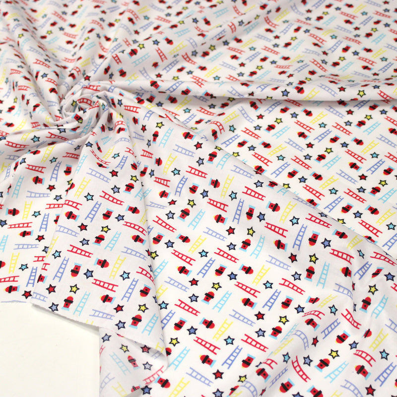 Tissu cotonnade enfant motif pompiers, échelles et étoiles multicolores sur fond blanc