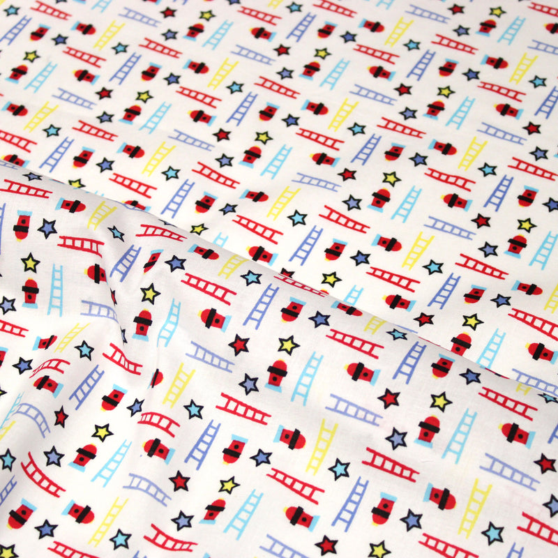 Tissu cotonnade enfant motif pompiers, échelles et étoiles multicolores sur fond blanc