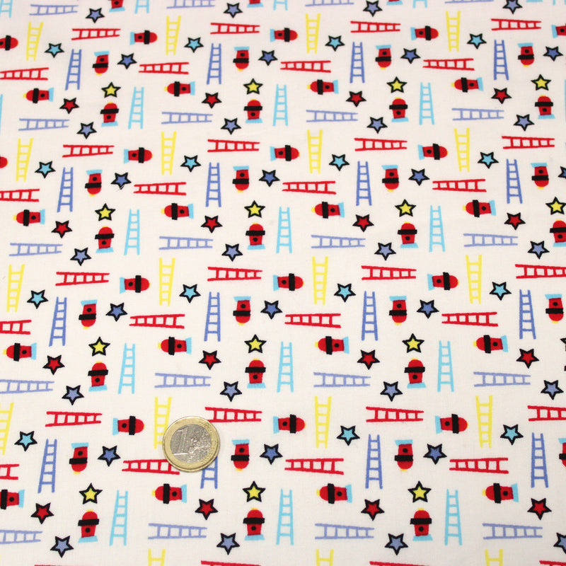 Tissu cotonnade enfant motif pompiers, échelles et étoiles multicolores sur fond blanc