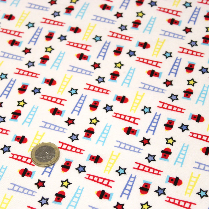 Tissu cotonnade enfant motif pompiers, échelles et étoiles multicolores sur fond blanc
