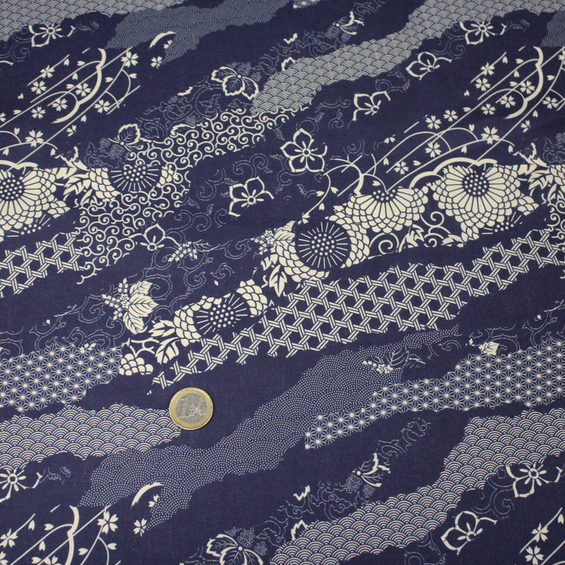 Tissu cotonnade WAGARA aux motifs japonais et tons bleu indigo & écrus - TissusPapi.com