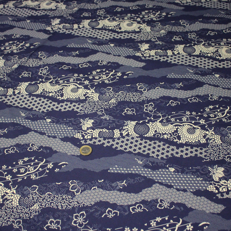 Tissu cotonnade WAGARA aux motifs japonais et tons bleu indigo & écrus - TissusPapi.com