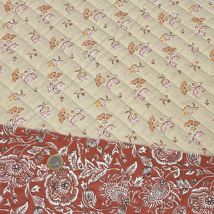 Tissu Matelassé coton motif KALAMKARI aux fleurs, fond marron caramel, verso écru fleuri - OEKO-TEX