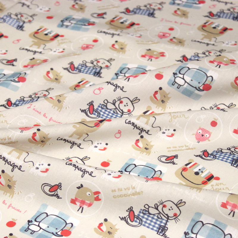 Tissu cotonnade enfant animaux en pique-nique à la campagne sur fond beige écru