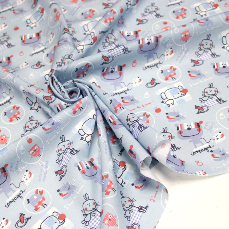 Tissu cotonnade enfant animaux en pique-nique à la campagne sur fond bleu ciel
