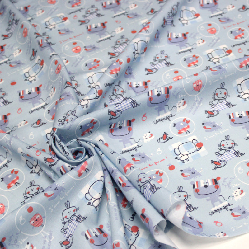 Tissu cotonnade enfant animaux en pique-nique à la campagne sur fond bleu ciel