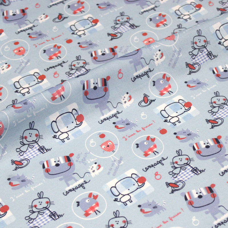 Tissu cotonnade enfant animaux en pique-nique à la campagne sur fond bleu ciel