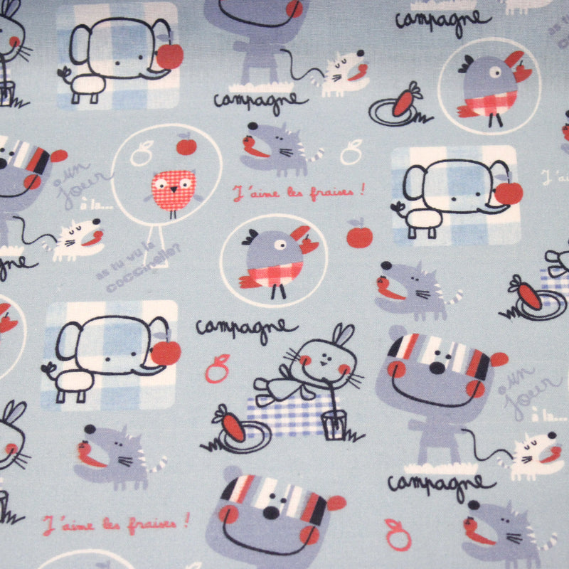 Tissu cotonnade enfant animaux en pique-nique à la campagne sur fond bleu ciel