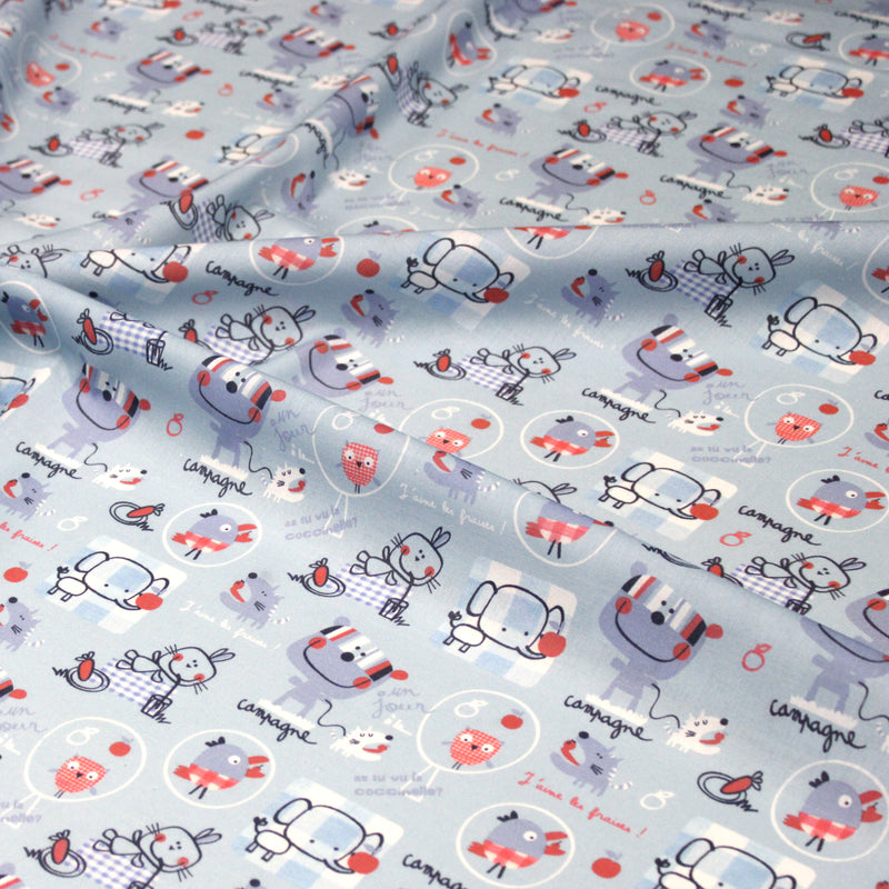 Tissu cotonnade enfant animaux en pique-nique à la campagne sur fond bleu ciel