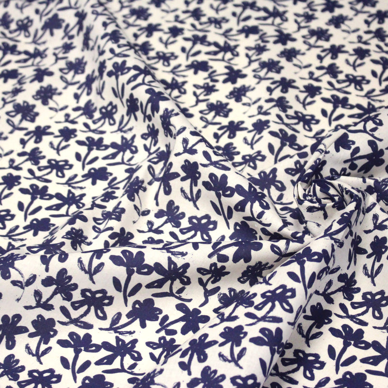 Tissu cotonnade motif japonais HANA - E, aux fleurs dessinées bleues, fond écru - TissusPapi.com