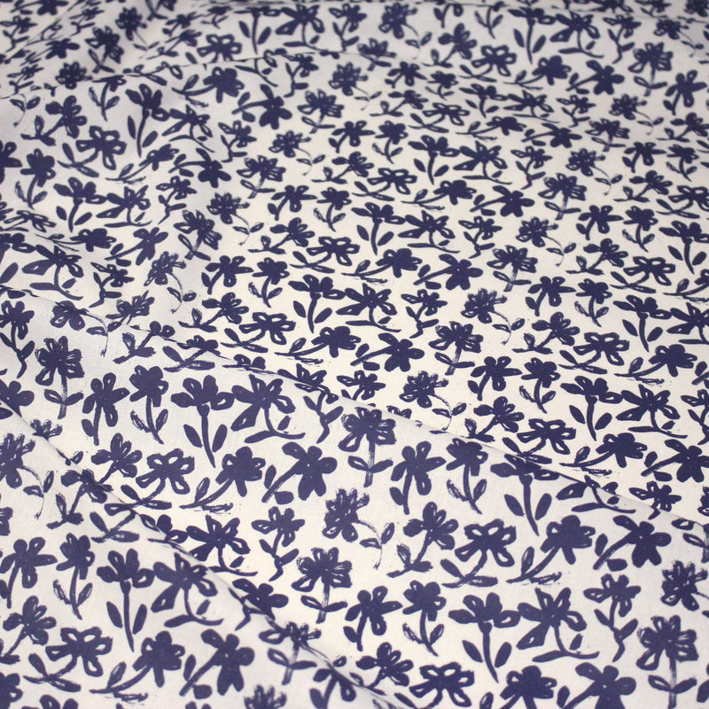 Tissu cotonnade motif japonais HANA - E, aux fleurs dessinées bleues, fond écru - TissusPapi.com