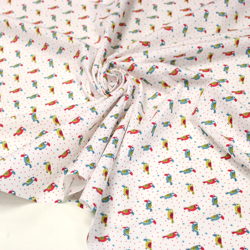 Tissu cotonnade enfant aux petits toucans multicolores sur fond blanc
