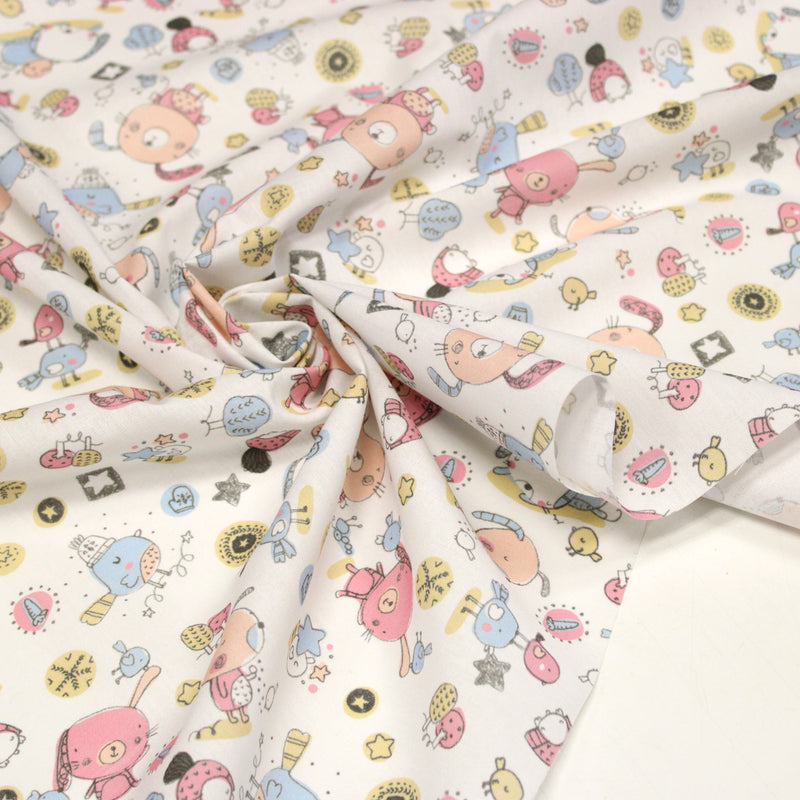 Tissu cotonnade enfant aux animaux de la forêt en hiver rose et bleu sur fond blanc