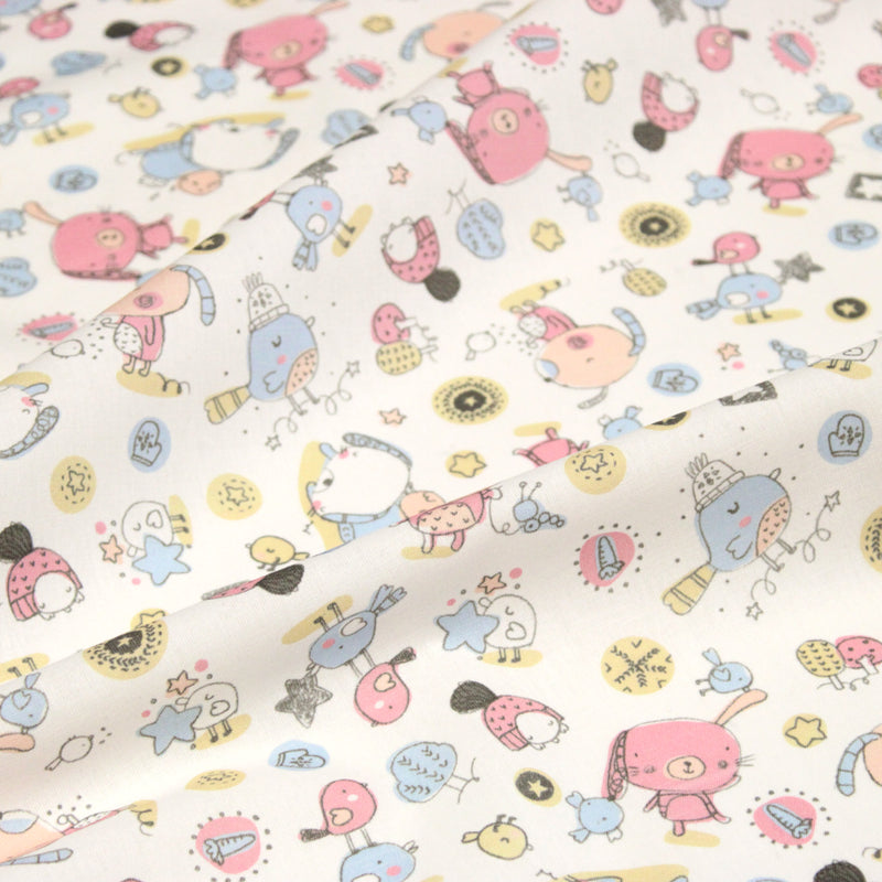 Tissu cotonnade enfant aux animaux de la forêt en hiver rose et bleu sur fond blanc