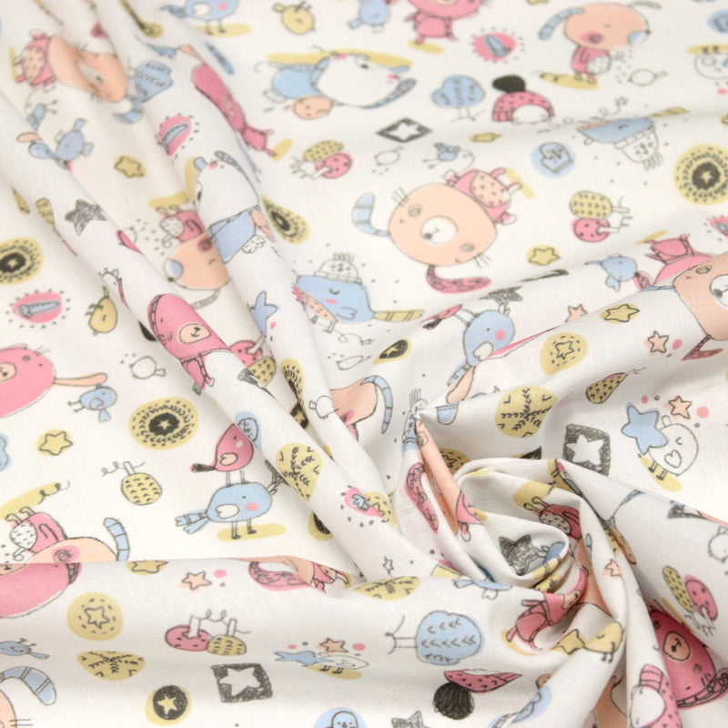 Tissu cotonnade enfant aux animaux de la forêt en hiver rose et bleu sur fond blanc